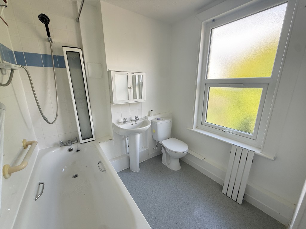 Lot: 136 - SEMI-DETACHED HOUSE IN NEED OF REFURBISHMENT - Bathroom in House in Need of Improvement